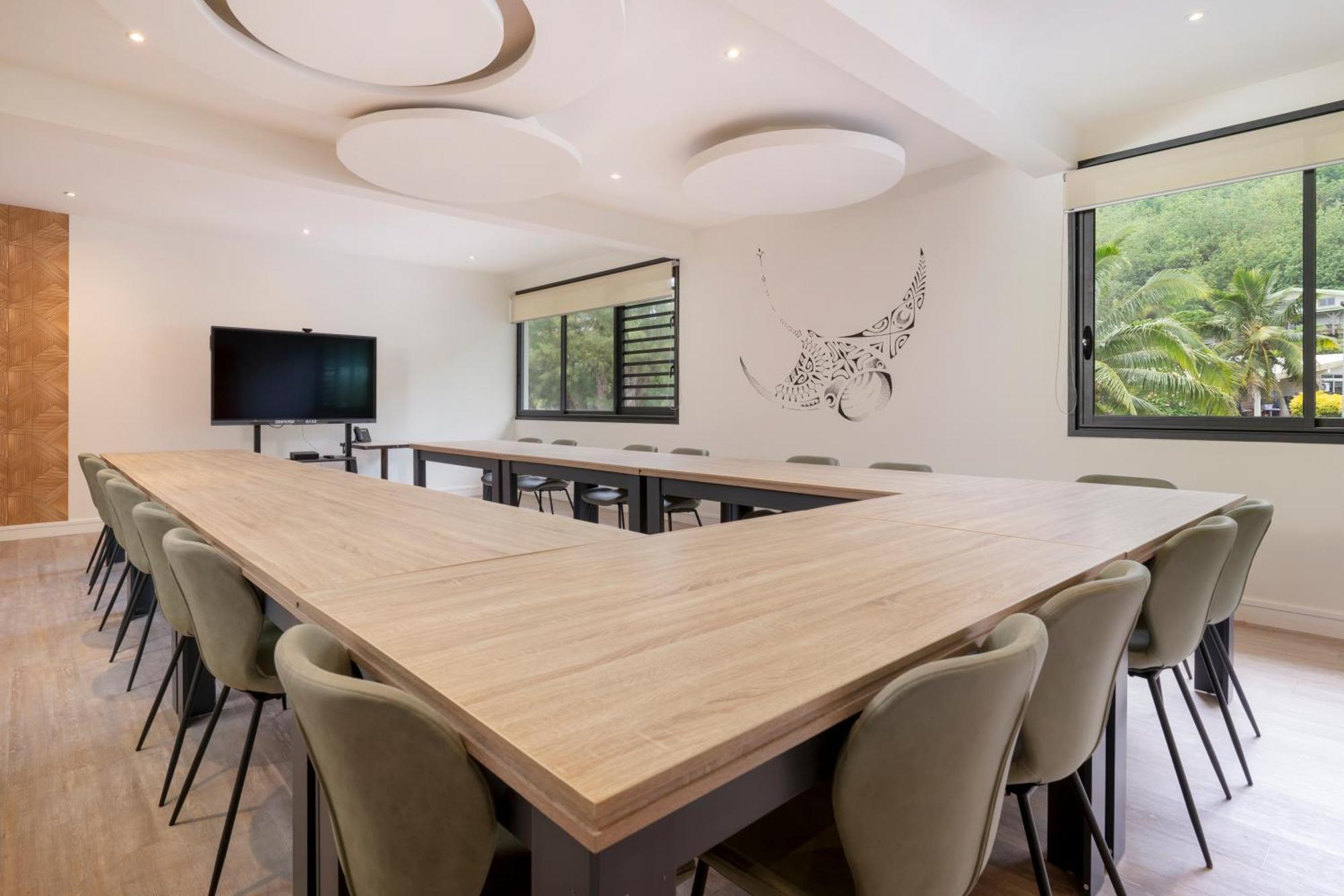 Cook'S Bay Hotel & Suites Paopao المظهر الخارجي الصورة
